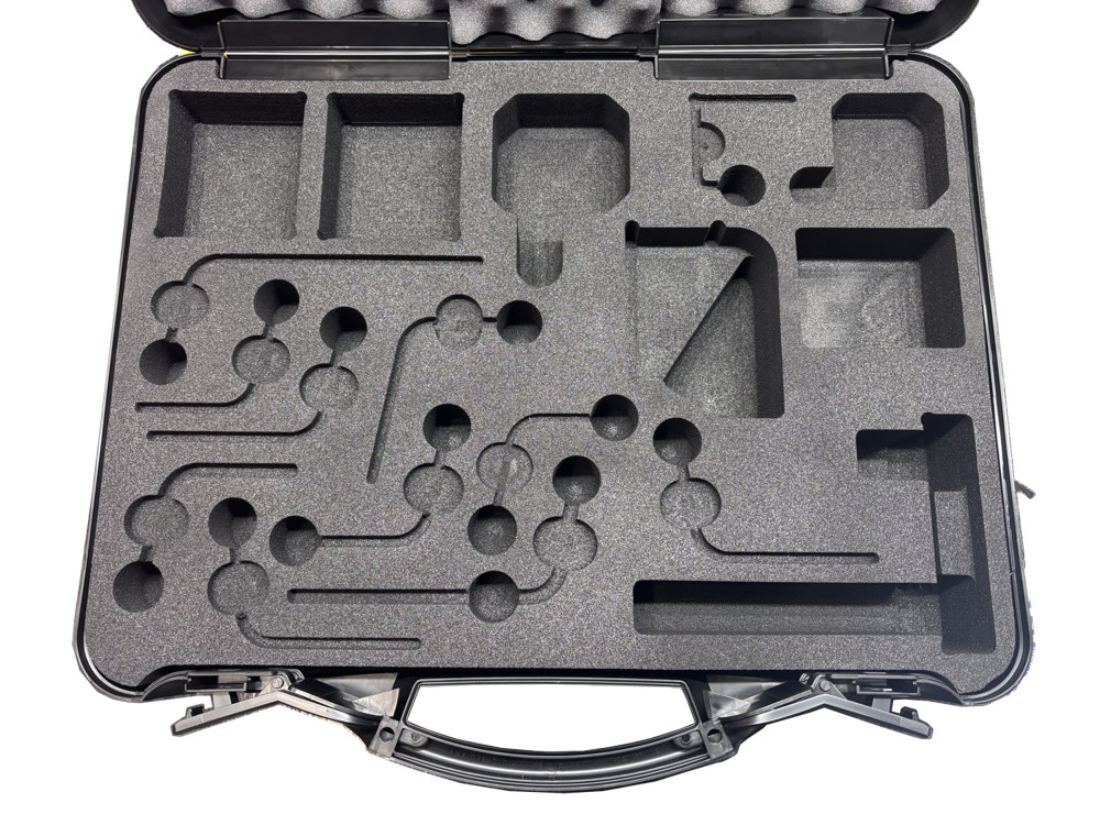 Intérieur de valise technique BAGACASE T07 avec mousse LD45 noire usinée sur mesure par Caltech pour un maintien parfait des équipements et une protection anti-chocs.