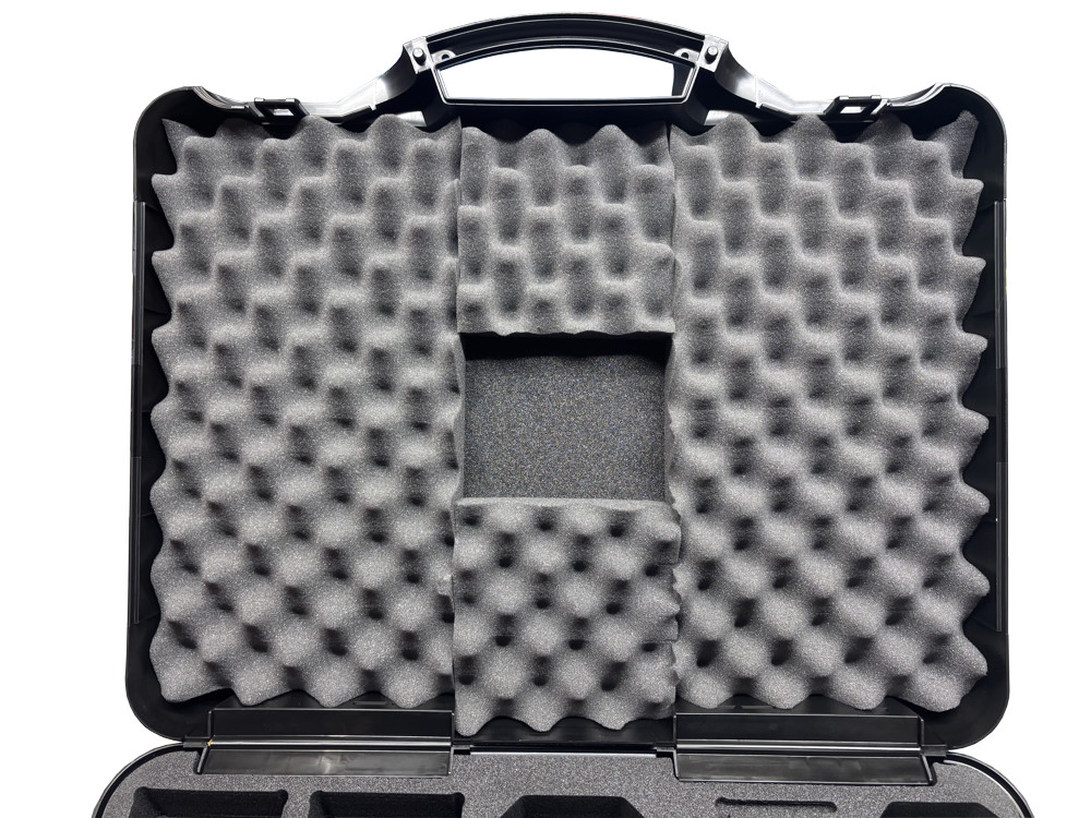 Couvercle de valise BAGACASE T07 avec cales en mousse PU alvéolée collées sur mousse LD45 noire, conçu par Caltech pour une organisation optimale et une protection renforcée.