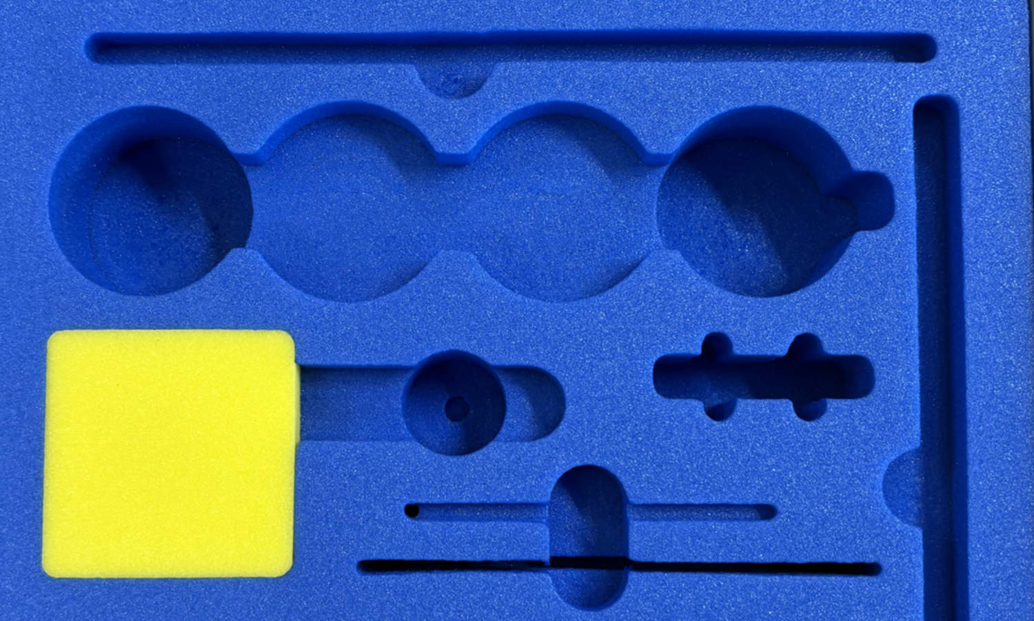 Mousse usinée dans le couvercle d’une valise de présentation BAGACASE T2004