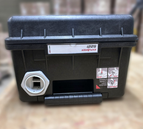 Valise étanche sur mesure avec passage de câble intégré